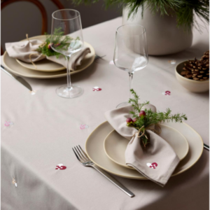 Södahl, Christmas Hearts broderet dug, 140 x 320 cm.