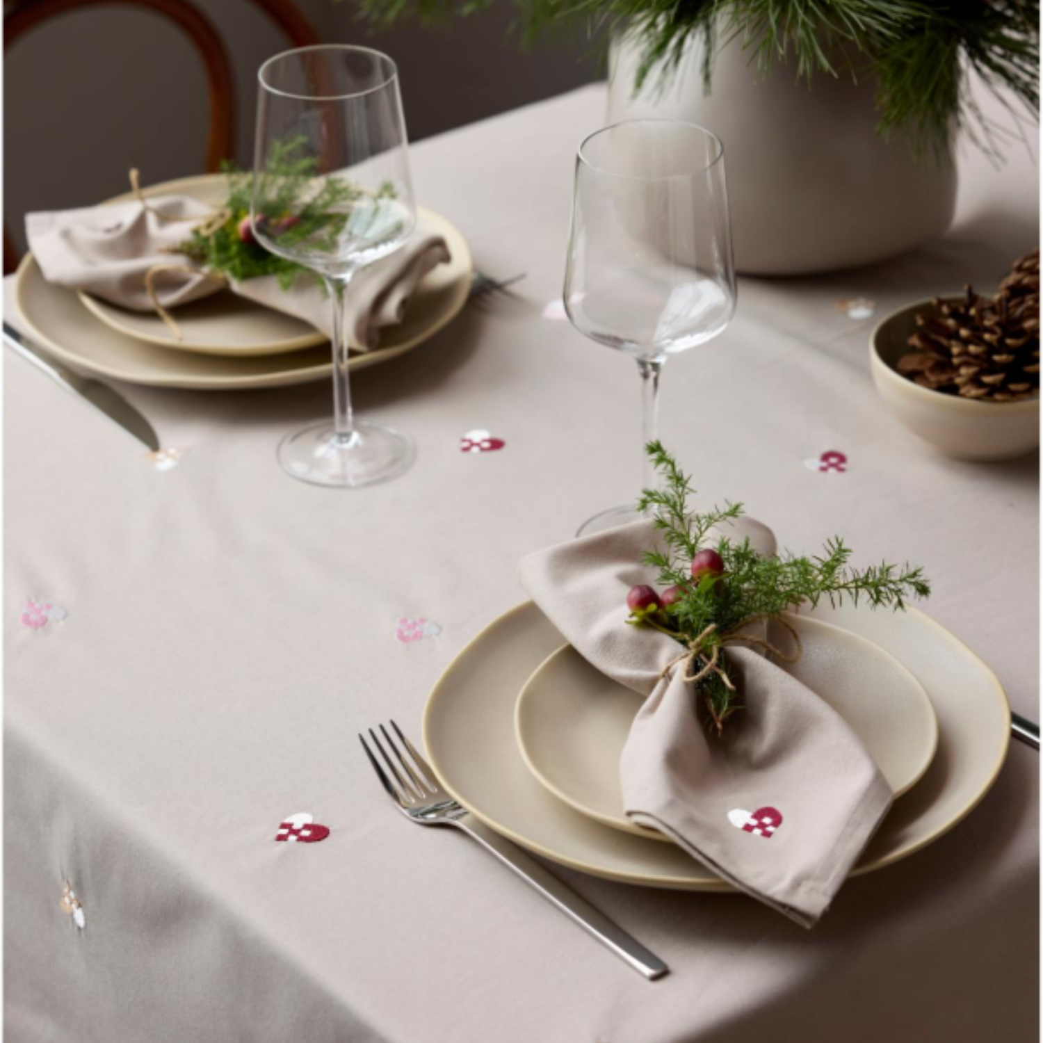 Södahl, Christmas Hearts broderet dug, 140 x 320 cm.